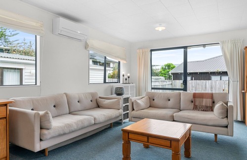 Omaha House | The Summer Pad - Omaha Holiday Home