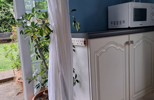 Norwich Bed & Breakfast | The Summer Room - Private entrance to bedroom, bathroom and lounge with parking