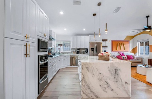 Sunrise House | The Sundae House/Hot Tub/Steps from Sawgrass Mall