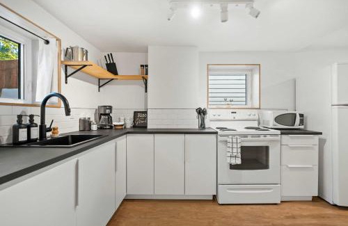 Sunnyside House | The Sunday Charming Private Suite in Calgary