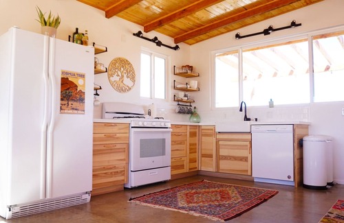 Joshua Tree House | The Sunset Road House (Hot Tub! Hammocks! Fireplace!)