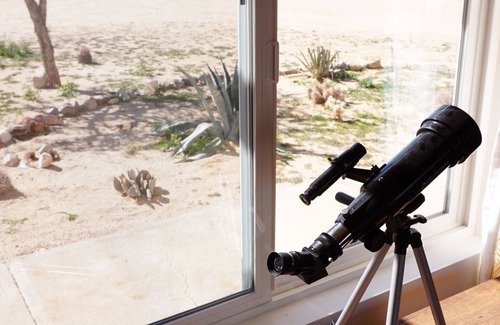 Joshua Tree House | The Sunset Road House (Hot Tub! Hammocks! Fireplace!)