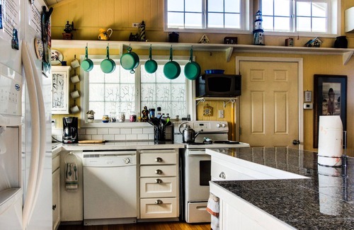 Bayshore Cottage | The Surf Cottage: Private Hot Tub & Deck w/ Ocean Views - 2 Blocks to Beach!