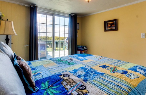 Bayshore Cottage | The Surf Cottage: Private Hot Tub & Deck w/ Ocean Views - 2 Blocks to Beach!