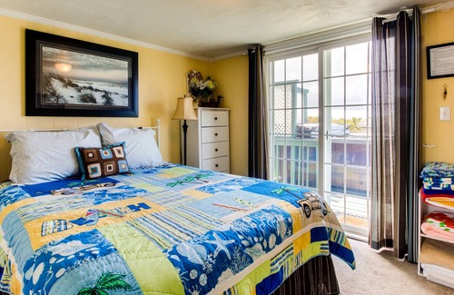 Bayshore Cottage | The Surf Cottage: Private Hot Tub & Deck w/ Ocean Views - 2 Blocks to Beach!