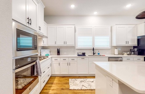 Argyle House | The Texas Chateau w/ Pool and Basketball Access