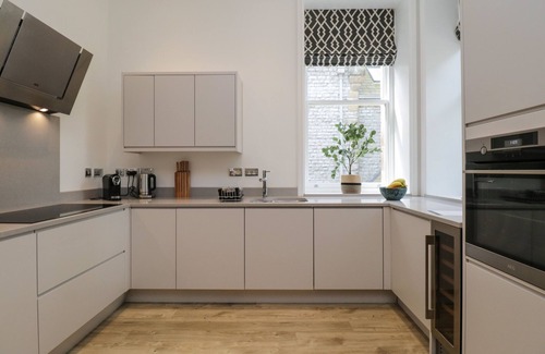 Newland Near Ulverston Cottage | The Theobold Suite Stone Cross Mansion