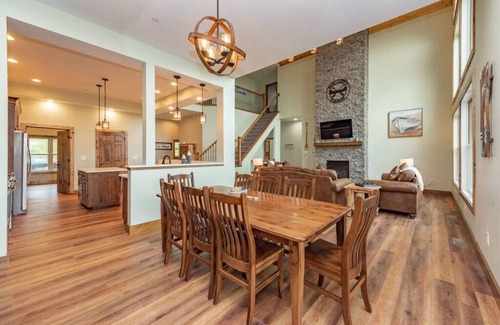 Waterfront Greens House | The Tippy Canoe - Luxurious 8BR - Indoor Pool & Hot Tub - Deep Creek Lake -