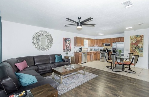 Clinton House | *THE TOTAL PACKAGE!*