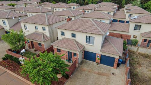 Olympus AH Apartment | The Tranquil Townhouse