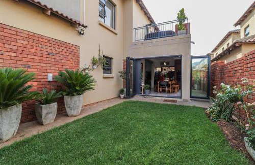 Olympus AH Apartment | The Tranquil Townhouse