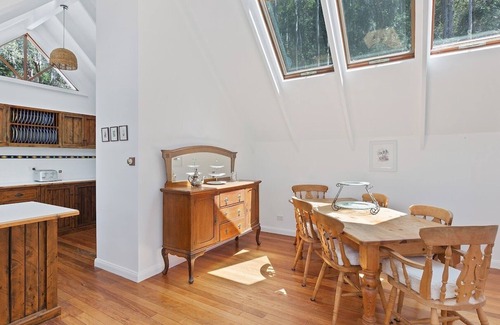 Cooranbong House | The Tree House, a 5-bedroom house with AC and WiFi in enchanting Cooranbong