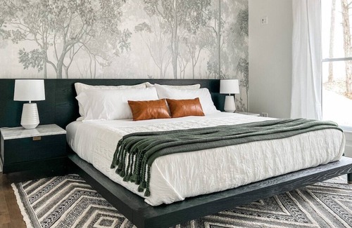 Innsbrook House | The Treehouse is luxury retreat in the woods!