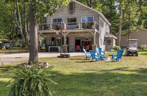 Higgins Lake House | The Treehouse @ Higgins Lake-HOT TUB- Fireplace-Pets❤️-3 min walk to the lake