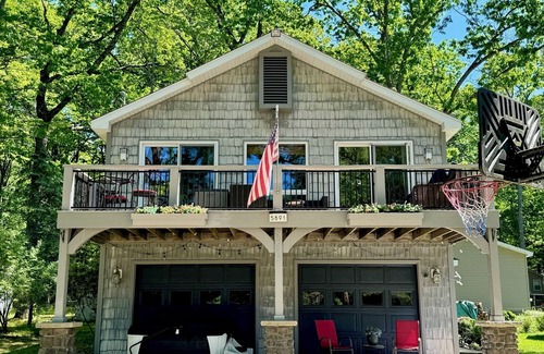 Higgins Lake House | The Treehouse @ Higgins Lake-HOT TUB- Fireplace-Pets❤️-3 min walk to the lake