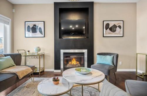 Southeast Calgary House | The Trenta - 4BD 3BA 2 Kitchen Stunner