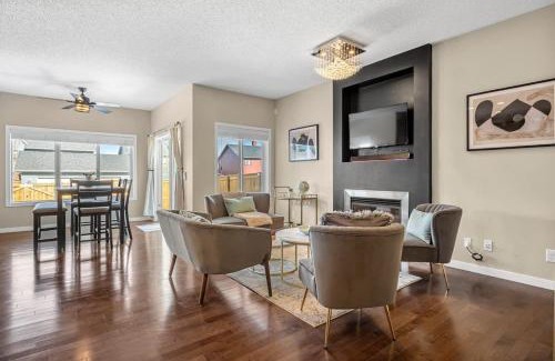 Southeast Calgary House | The Trenta - 4BD 3BA 2 Kitchen Stunner