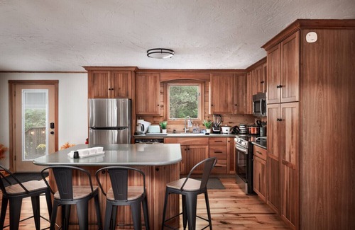 Front Royal Apartment | The Trillium Cabin | Modern Log Retreat with Hot Tub, Game Room & Mountain Views