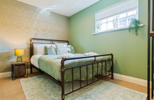 Canterbury House | The Tudor Escape Stylish City Centre 3 Bed