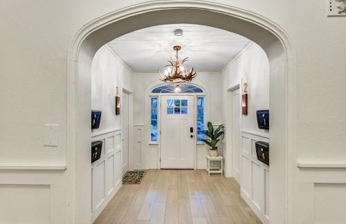 Denton Apartment | The Vanderbilt Mansion Apt 9 Near Downtown and TWU