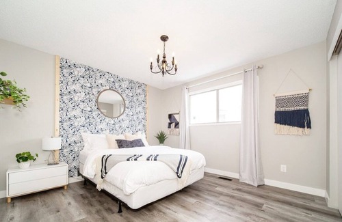 West Edmonton House | The Vault | Near WEM | Pet Friendly | King Bed |AC