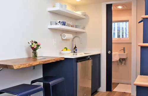 Alphabet Historic District Hotel | The Vera - Cute Tiny House - AC, WiFi, 96 Walk Score!