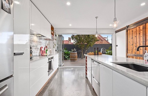 Launceston CBD House | The Very Trendy Black House