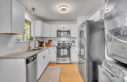 Blackshear-Prospect Hill House | The Vibe Yard - Walkable 3BR House + Yard in Central East Austin