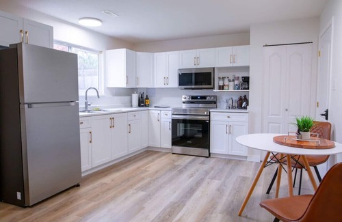 Abbotsford House | The Vida | Cozy, Pet-Friendly 1-Bed Hideaway