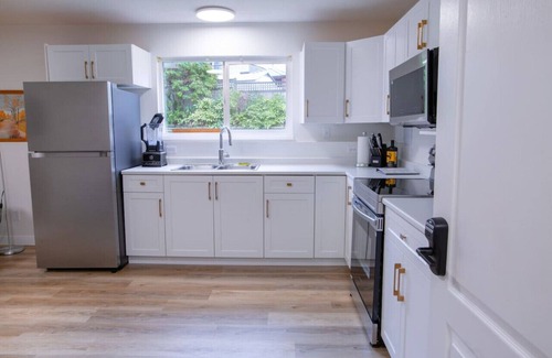 Abbotsford House | The Vida | Cozy, Pet-Friendly 1-Bed Hideaway