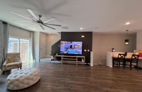 Durham House | The Villas The One Villa by RDU Airport with Indoor Heated Pool and Gym