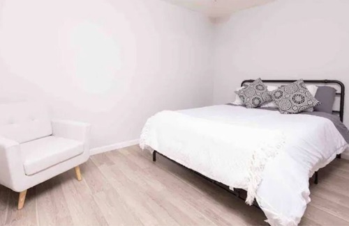 Central Escondido House | The Vineyard 2 bedroom condo in Historic Escondido, 10 mins from Safari park!