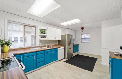 Des Moines House | The Vintage Haven. A cozy home 5 mins from Downtown Des Moines. Pet-Friendly