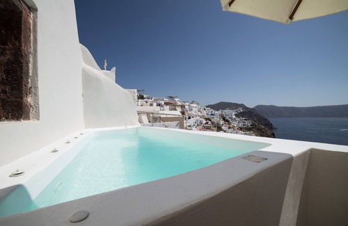 Kamari Apartment | THE VOLCANO CAVE HOUSE