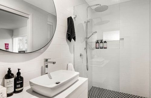 Wagstaffe Cabin | The Wagstaffe Escape is a private granny flat condo is the perfect accommodation for couples or sing