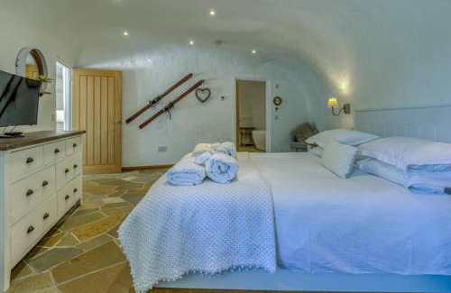 Loch Tay Villa | The Warren - Hobbit House and Hot Tub at Loch Tay