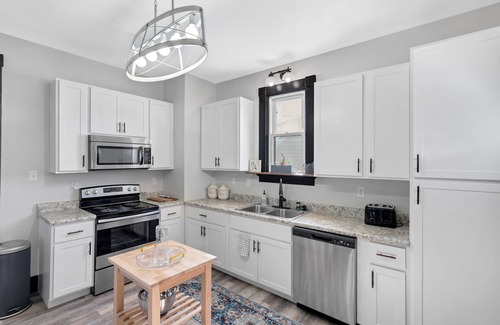 Washington House | The WashMO Hospitality House WALK to riverfront, shopping, wine shuttle, HOT TUB