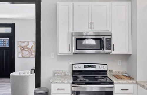 Washington House | The WashMO Hospitality House WALK to riverfront, shopping, wine shuttle, HOT TUB