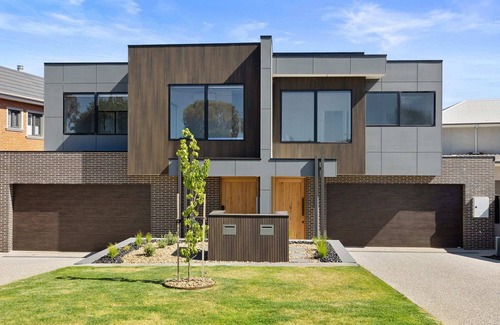 Yarrawonga House | The Waterfront Yarrawonga