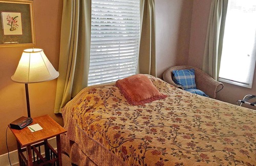 Flat Rock Cottage | The Waterlily Cottage-2 Bedrooms /2 bathroom cottage -located in Flat Rock,NC-
