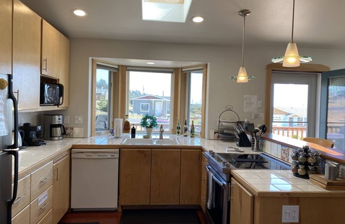 Sandpiper Village House | The Waves House! Breathtaking Ocean View, Hot Tub, King Beds, Dog-Friendly.
