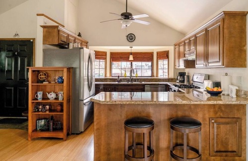 Big Bear Lake Ski Chalet | The Wee Hoose (in The Village, spacious and comfy)