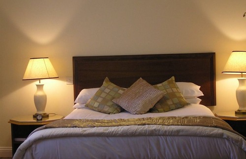 Ogbourne St George Hotel | The Well guesthouse