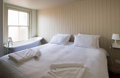 Newport Hotel | The Wheatsheaf Hotel