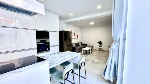 Vecindario House | The white house