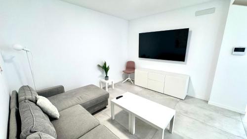 Vecindario House | The white house