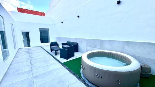 Vecindario House | The white house