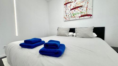 Vecindario House | The white house