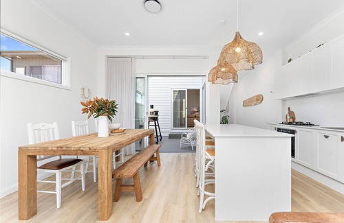 Corrimal House | The White House near beach + shops