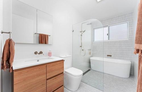 Corrimal House | The White House near beach & shops